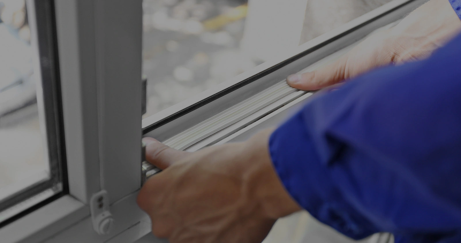 Menuisier professionnel installant une fenêtre PVC avec double vitrage